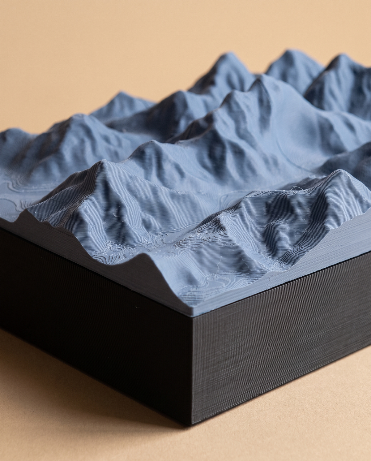 Dağ kabartmalı kutu yakın plan – yamaçlardaki 3D baskı katmanları