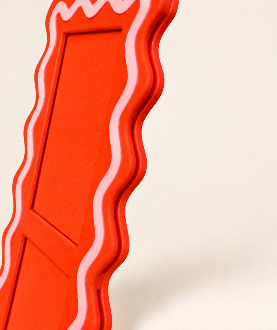 Wavy Pop dalgalı kenar ve pembe dalga detayı yakın plan